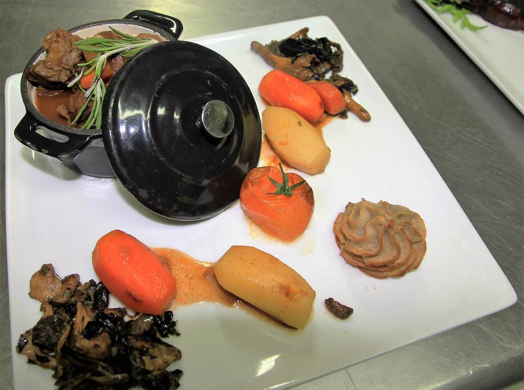 Auberge Du Cheval Blanc Beaumont-Pied-de-Boeuf  ภายนอก รูปภาพ