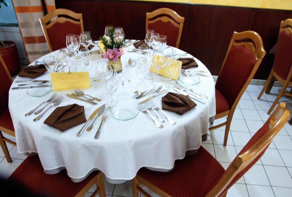 Auberge Du Cheval Blanc Beaumont-Pied-de-Boeuf  ภายนอก รูปภาพ